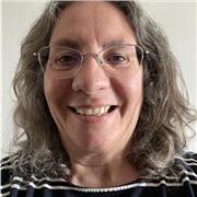 prof donne cours de soutien en ligne à des élèves de 6 à 12 ans